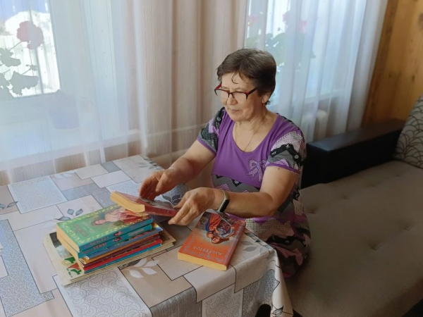 «Тёплым словом - добрым делом: библиотекари подарили книги и внимание» в рамках волонтёрского проекта «Я-Шемуршинец»