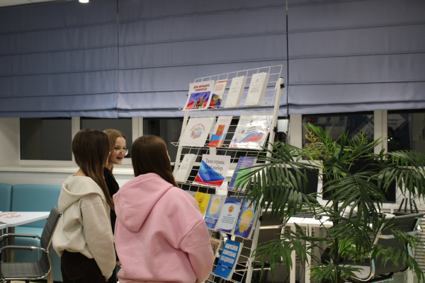 Информинутки у книжной выставки «Твоя страна. Твой выбор. Твоё будущее.»