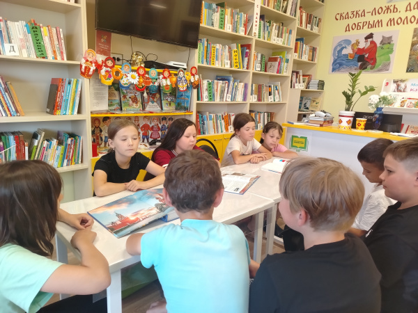 Книжная выставка «Три цвета российской державы» в рамках проекта Главы Чувашии Олега Николаева «Яркое лето Чувашии»