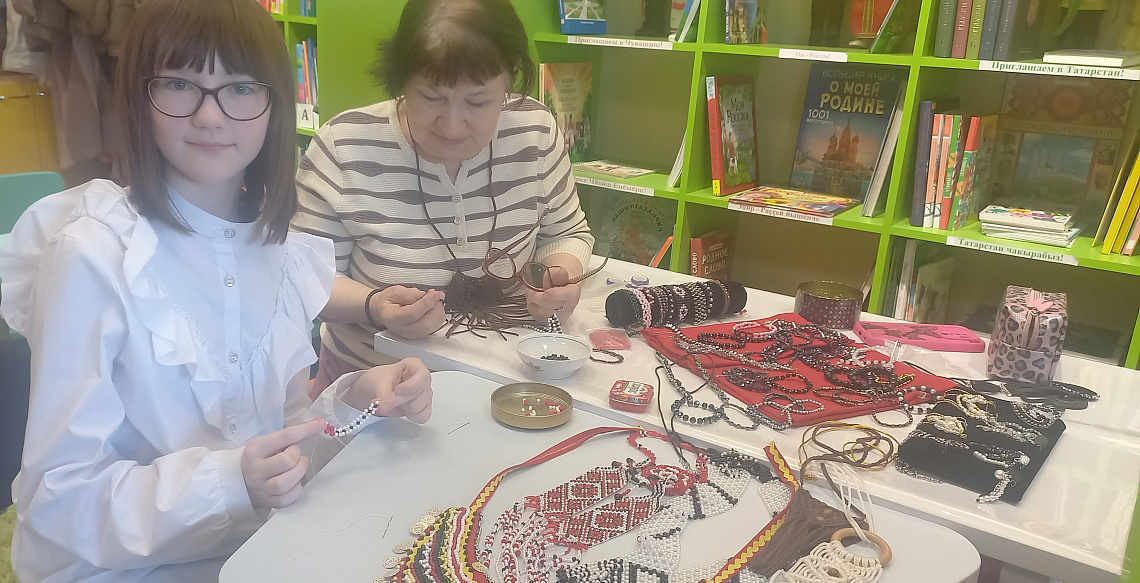 Мастер-класс по народным ремёслам «Руки творят дружбу» в рамках Недели детской книги
