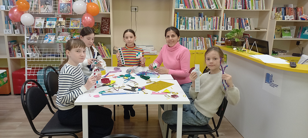Творческий час по изготовлению закладок для книг в клубе «ИграриУм» в рамках Недели детской книги