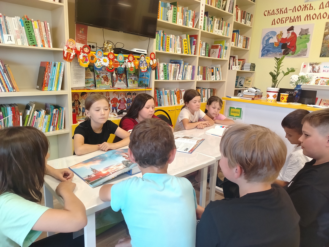 Книжная выставка «Три цвета российской державы» в рамках проекта Главы Чувашии Олега Николаева «Яркое лето Чувашии»