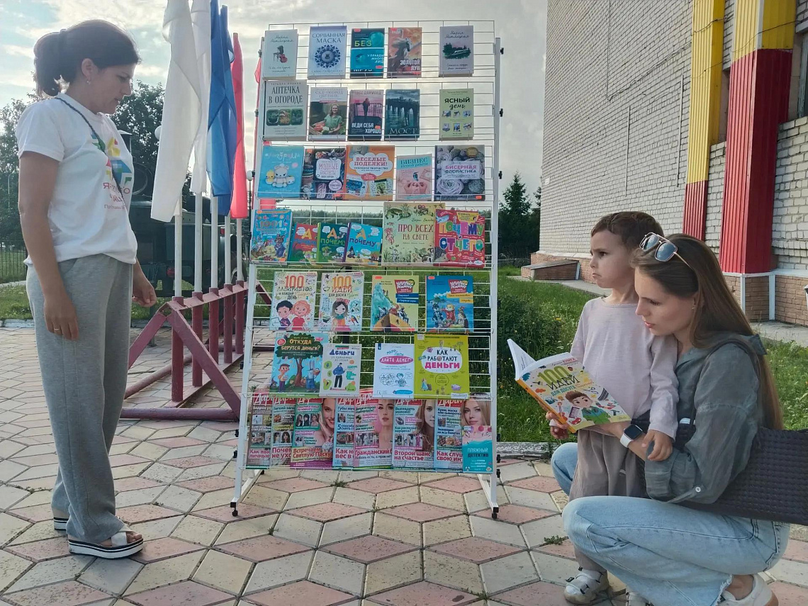 Импровизированный читальный зал под открытым небом для уличного чтения в рамках проекта Главы Чувашии Олега Николаева «Яркое лето Чувашии»