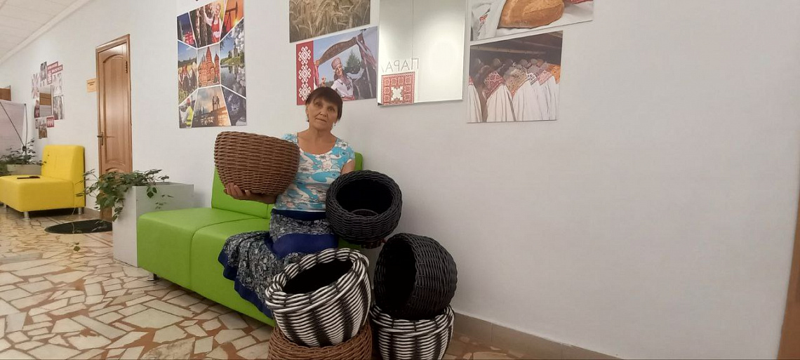Выставка поделок мастера Елены Севрюгиной «Красоту творим руками» в рамках творческой мастерской «Народ - умелец» Выставка поделок мастера Елены Севрюгиной «Красоту творим руками» в рамках творческой мастерской «Народ - умелец»